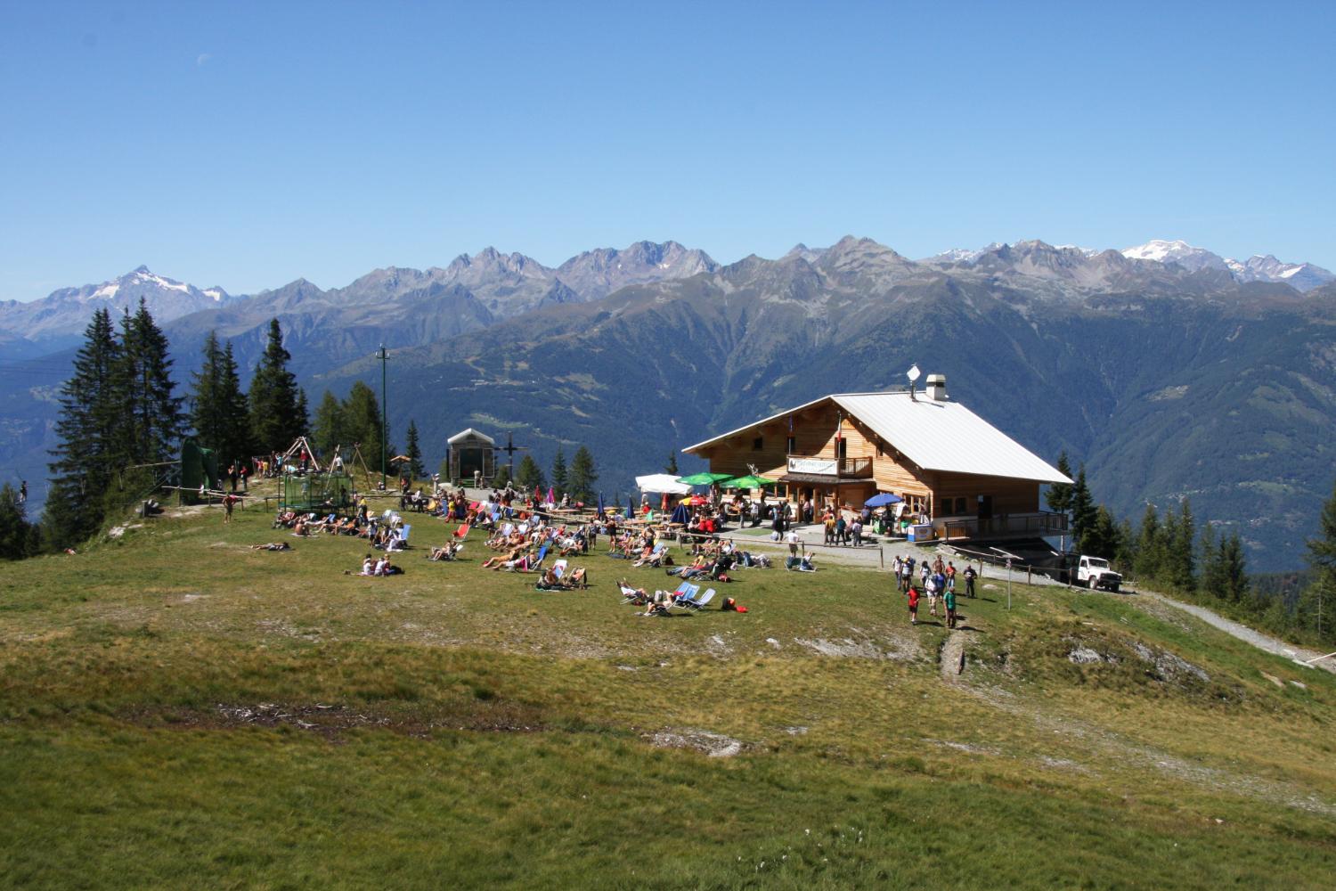 Panorama sul punto d'arrivo del Sentiero Frassati, con la chiesetta alpina di San Carlo e il Rifugio CAI Valtellina (foto Pierguido Vottero).jpg