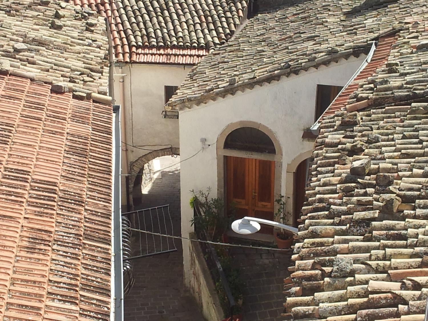 Tra le vie di Castelluccio Valmaggiore (foto Michele Del Giudice)