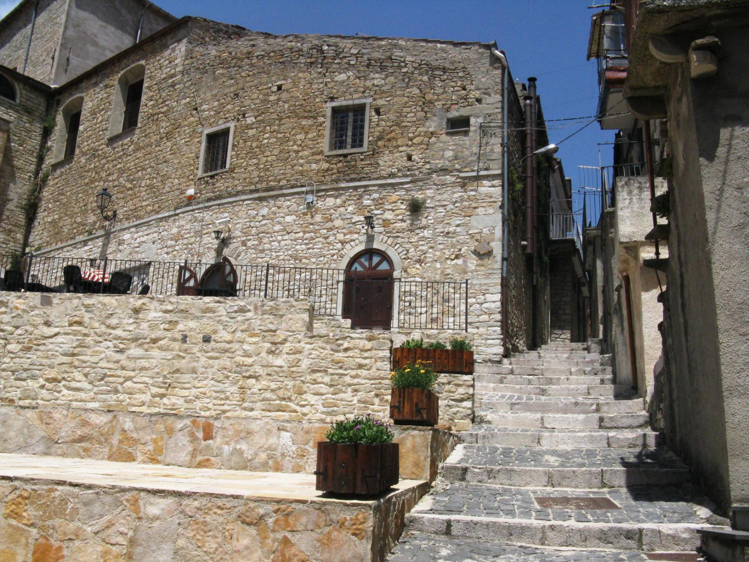 Tra le vie di Roseto Valfortore (foto Archivio Michele Del Giudice)