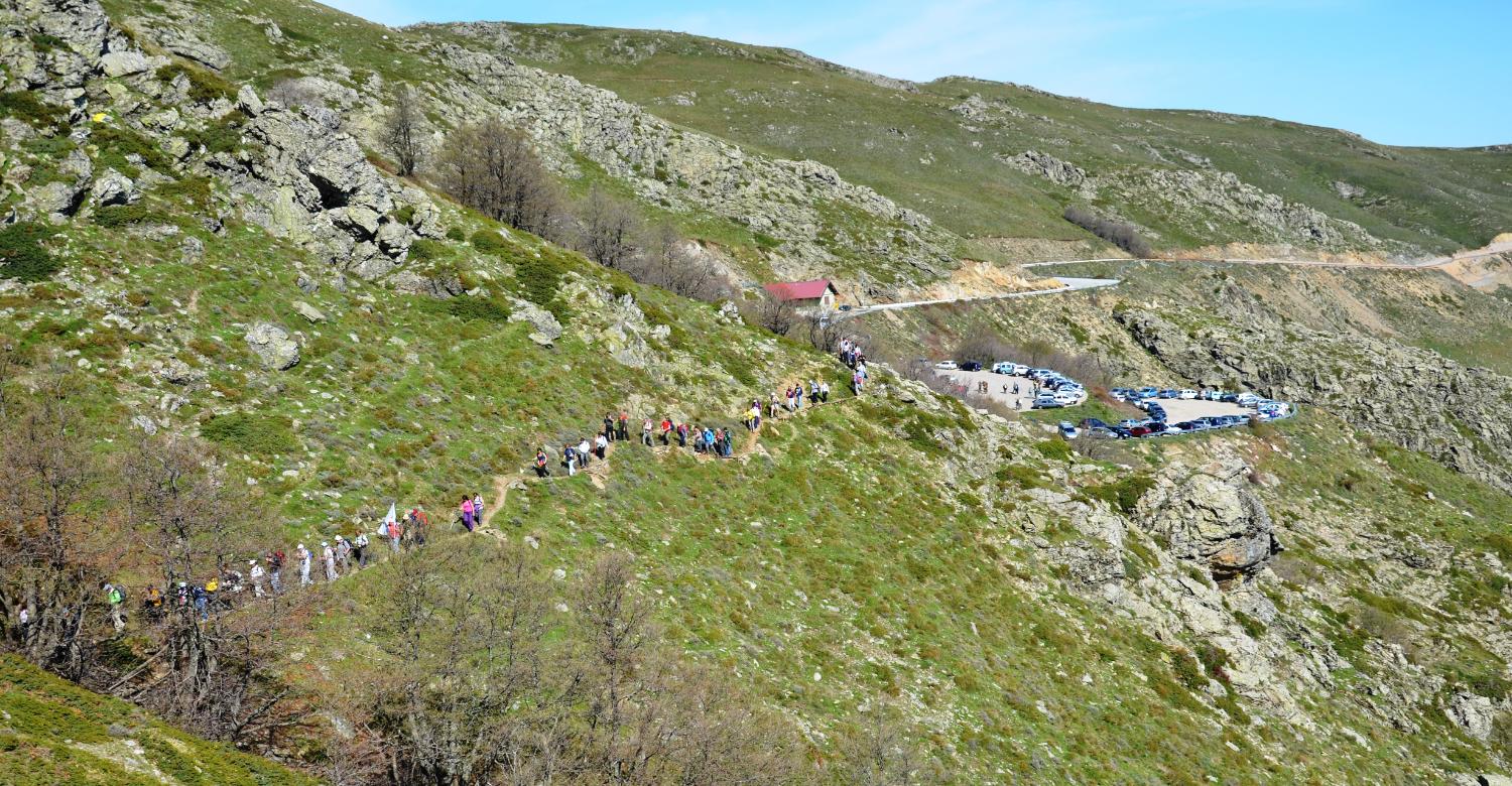 Gruppo di escursionisti appena partiti da Bruncu Spina sul raggio di Fonni (foto Giacomo Attardi)