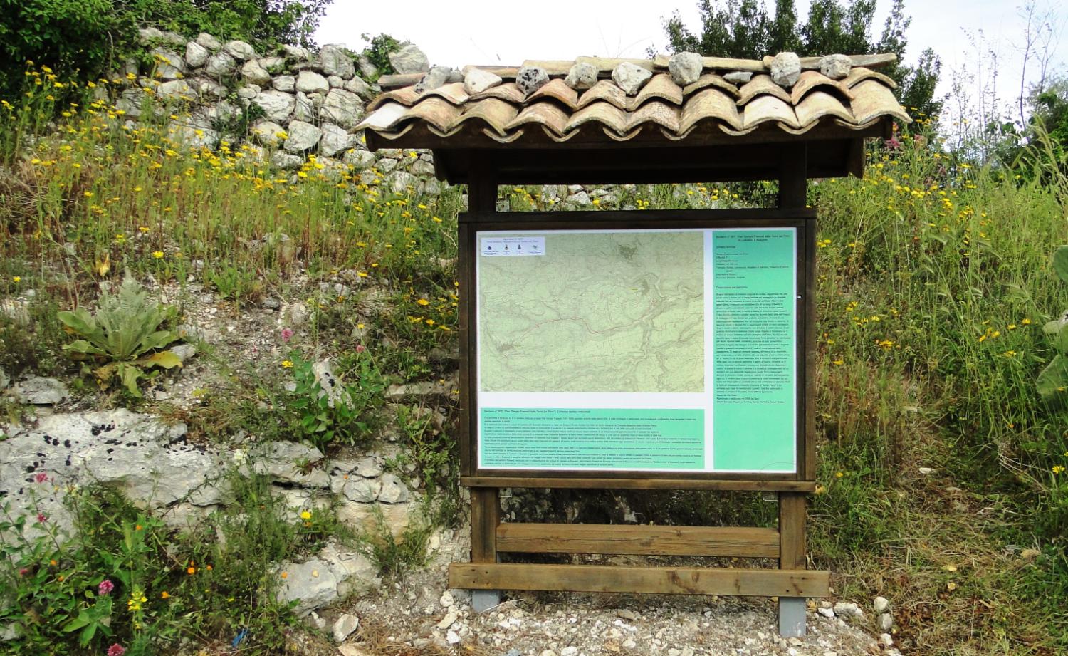 Cassaro. Tabellone all'inizio del sentiero (foto Giuseppe La Gumina)