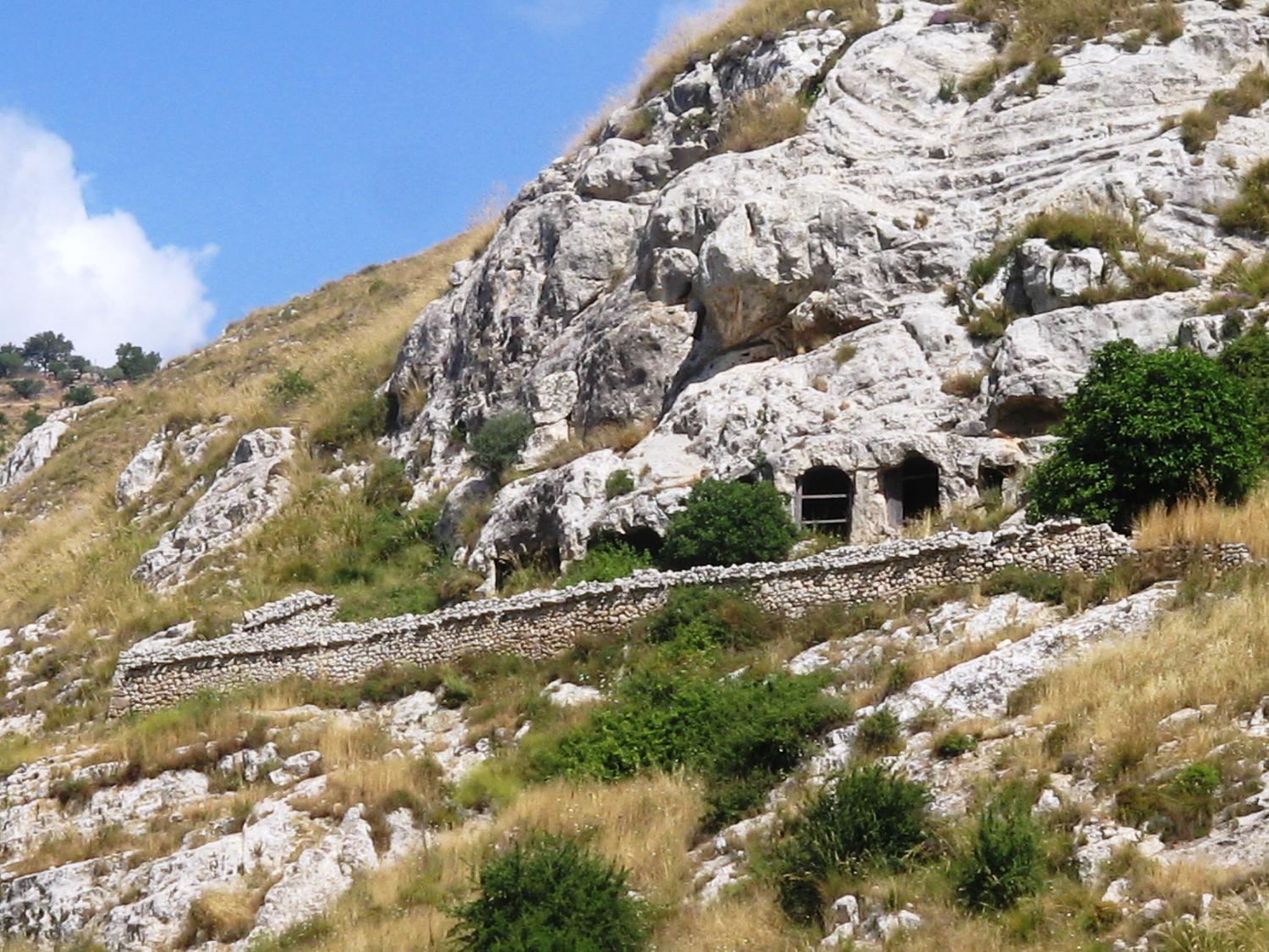 La chiesetta rupestre di Santo Pietro vista dal Sentiero Frassati prima dell'arrivo a Buscemi (foto Vittorio Aimone)