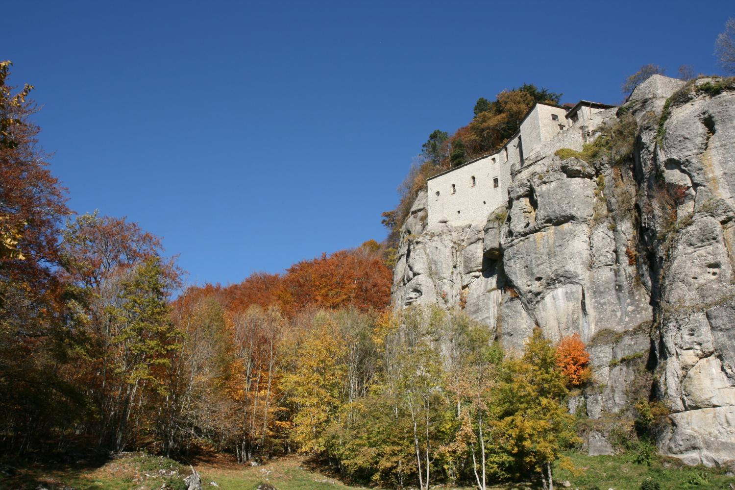 L'arenaria riflette luce al bosco autunnale, lungo l'anello basso (foto Andrea Ghirardini)