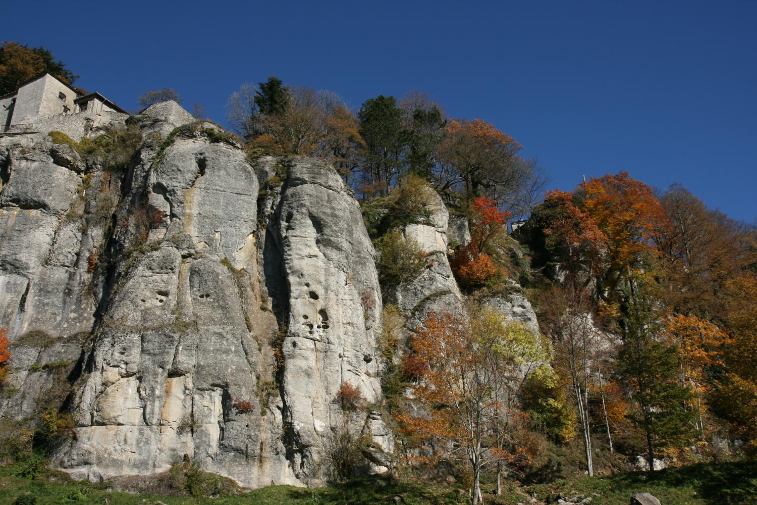 Le torri frastagliate di arenaria della scogliera sovrastante l'anello basso (foto Andrea Ghirardini)