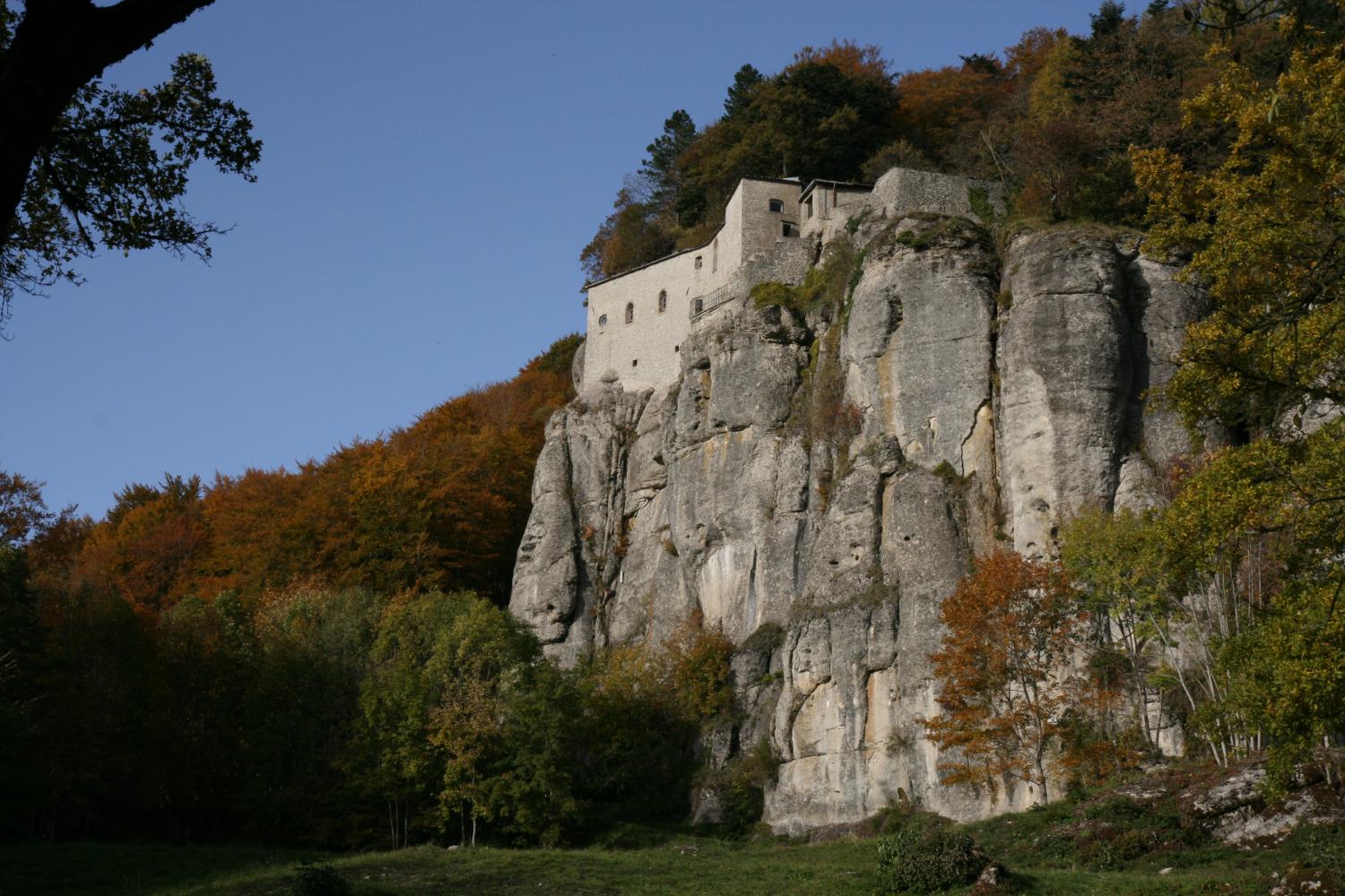 La scogliera delle Stigmate vista dall'anello basso (foto Andrea Ghirardini)