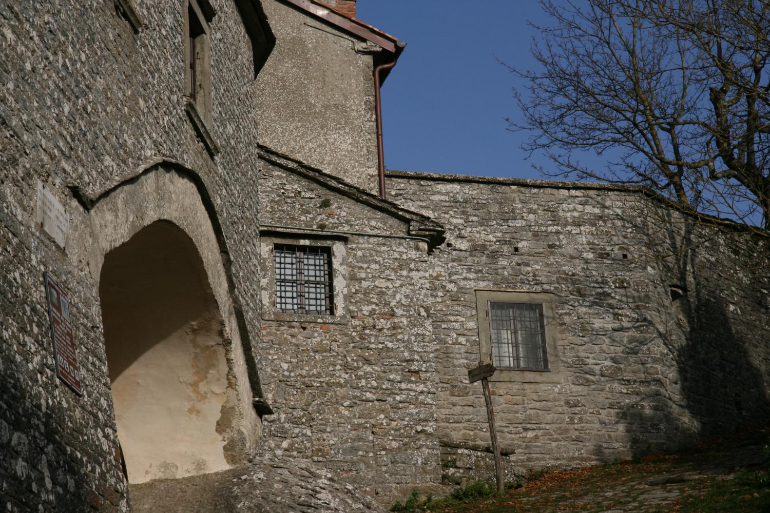 Ingresso storico al santuario, al termine dell'anello basso (foto Andrea Ghirardini)