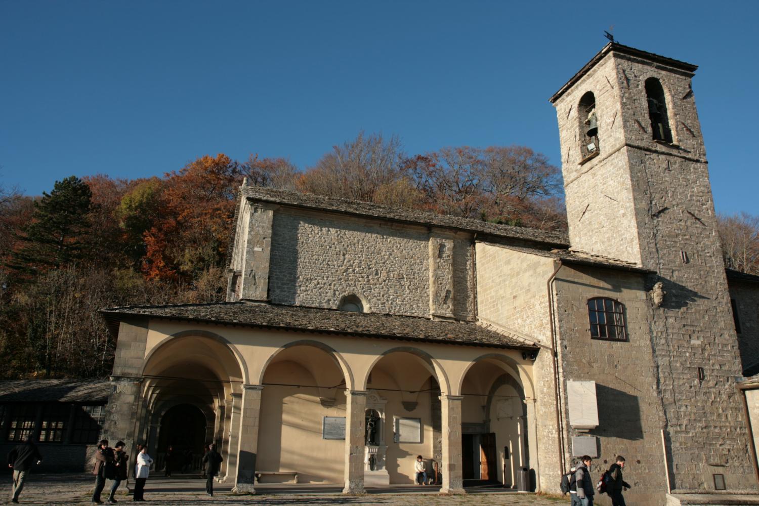 La Basilica, a ridosso del monte Penna (foto Andrea Ghirardini)