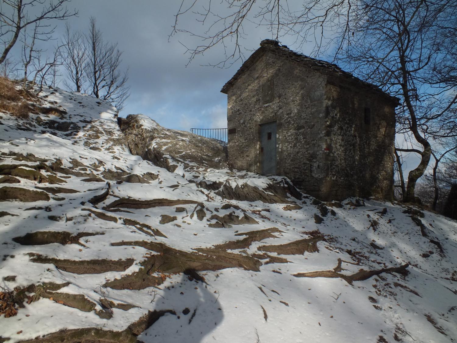 La cappellina in cima al monte Penna, d'inverno (foto Carlo Palazzini)