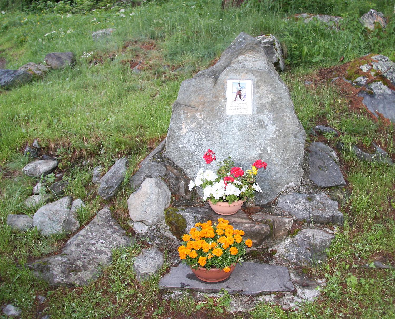 Cippo in ricordo di Pier Giorgio, sul tratto di sentiero poco prima dell'arrivo a Saint Jacques (foto Pierguido Vottero).jpg