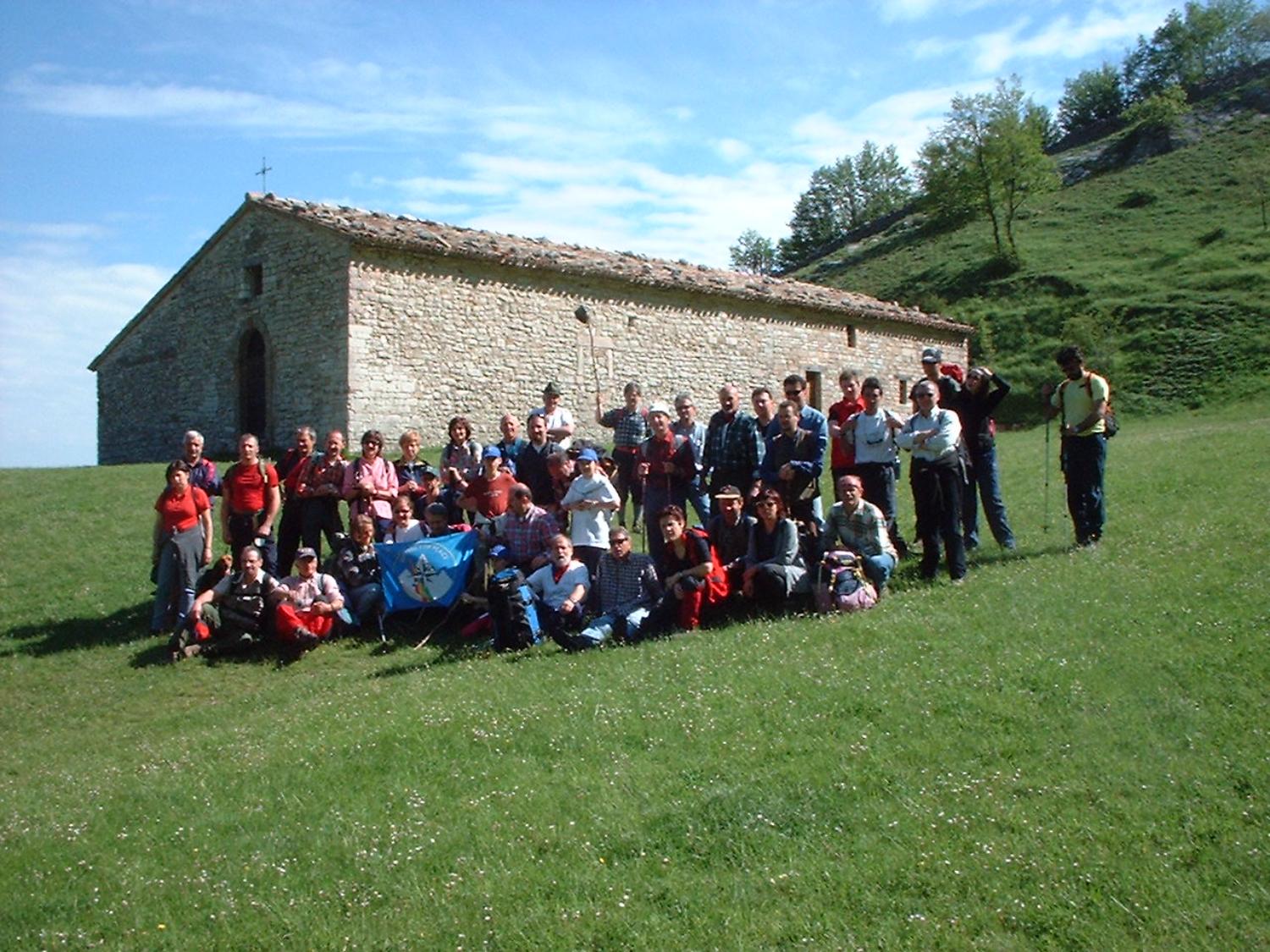 Escursionisti all'oratorio della Madonna dell'Acqua Nera (foto Luigi Soriani)