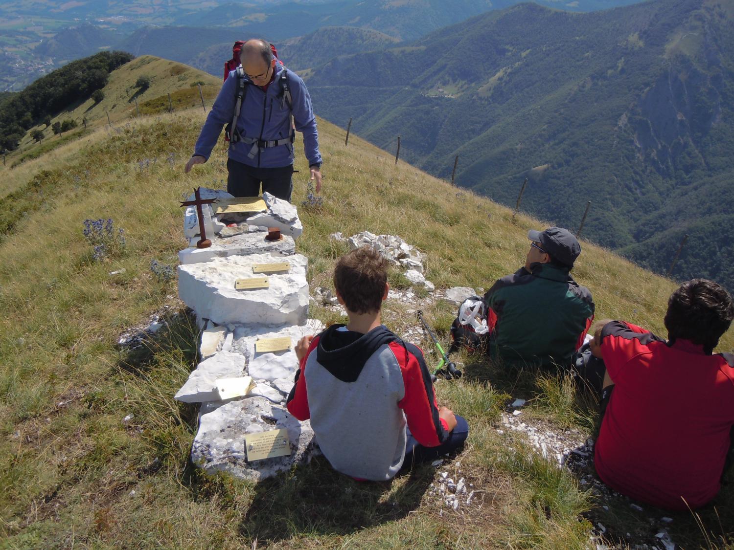 L'altare sulla vetta del Monte Morcia (foto Antonello Sica)