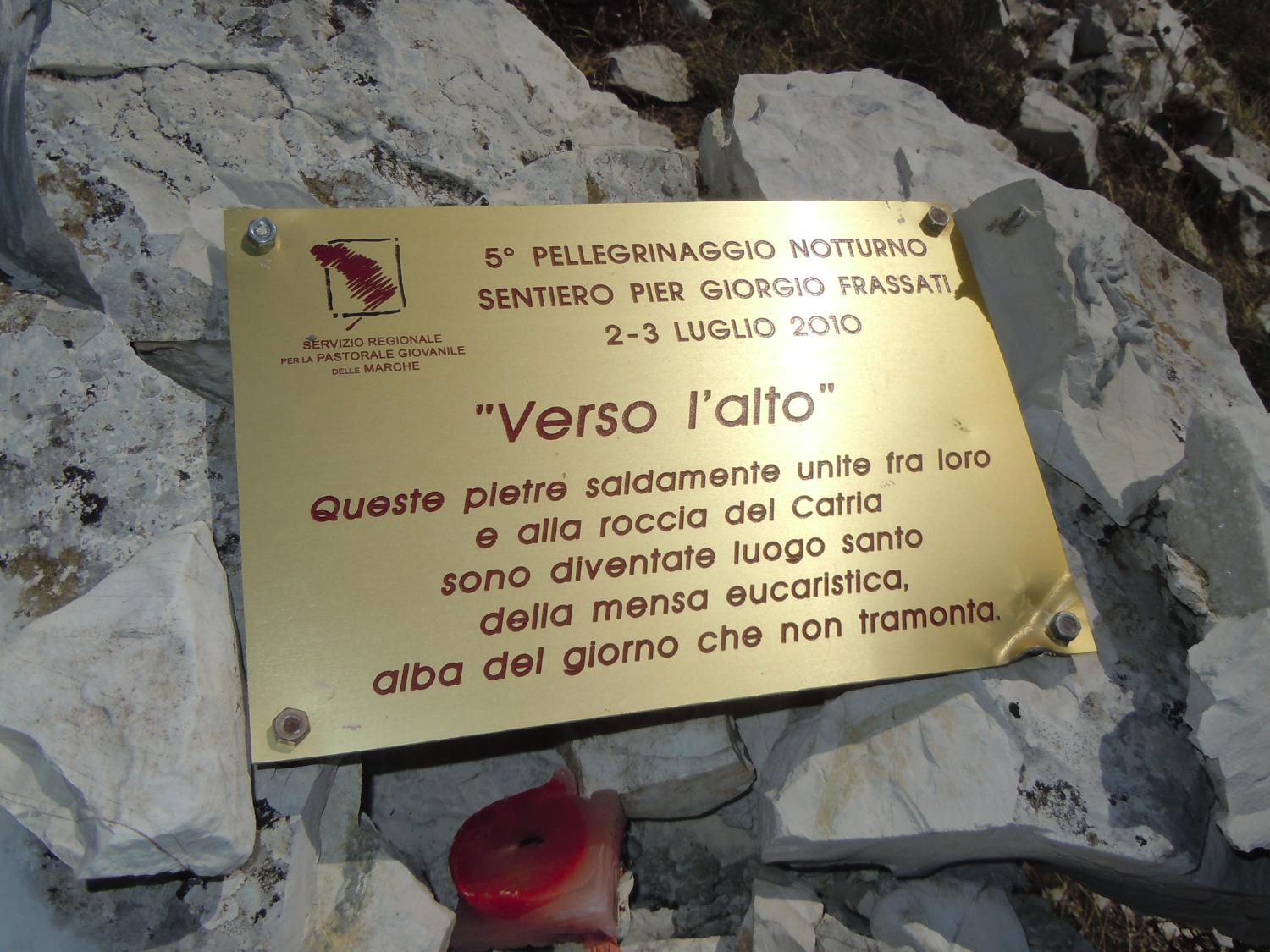 Una delle targhe poste ai piedi dell'altare in vetta al Monte Morcia (foto Antonello Sica)