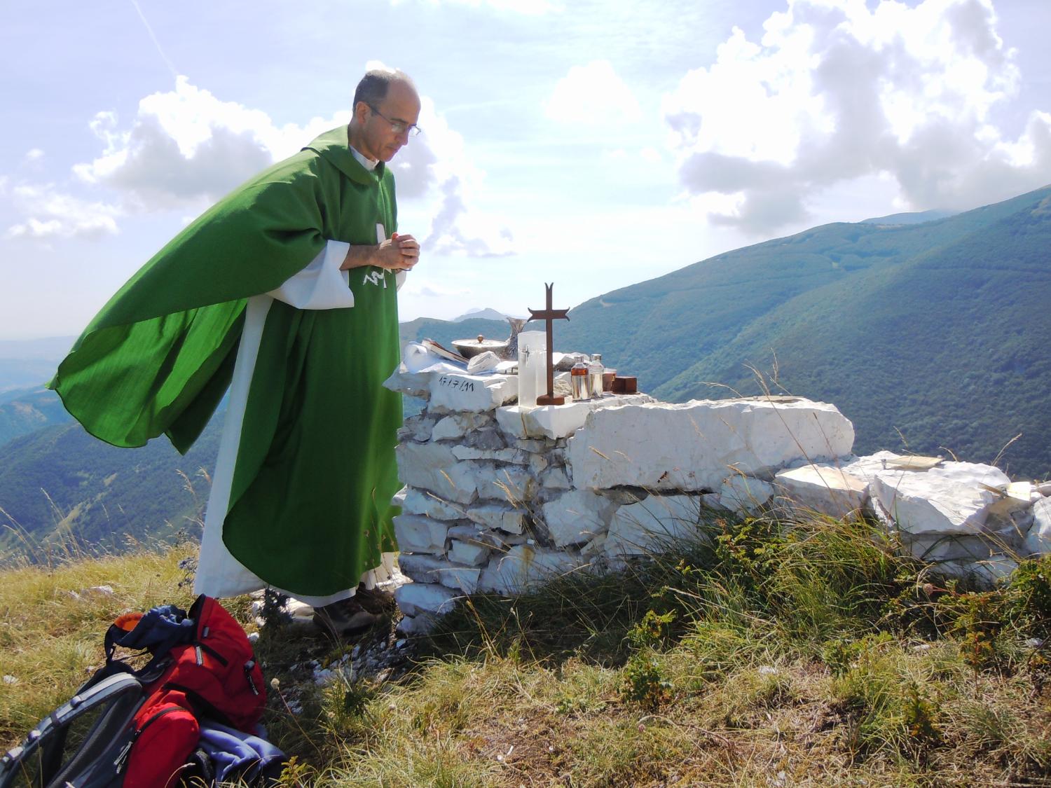 Don Francesco Pierpaoli celebra la Messa in vetta al Monte Morcia (foto Antonello Sica)