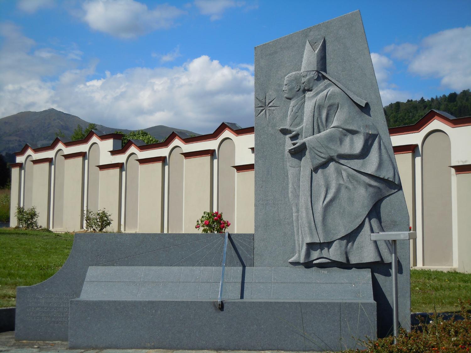 Il monumento di Placido Castaldi, alla partenza del sentiero (foto Antonello Sica)