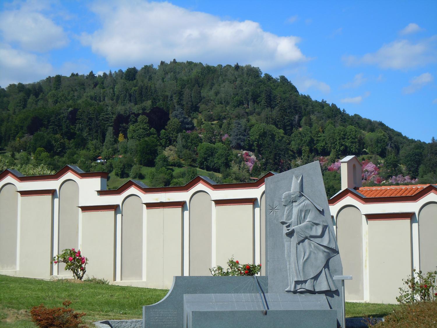 Partenza del sentiero con sullo sfondo la collina della Burcina (foto Antonello Sica)