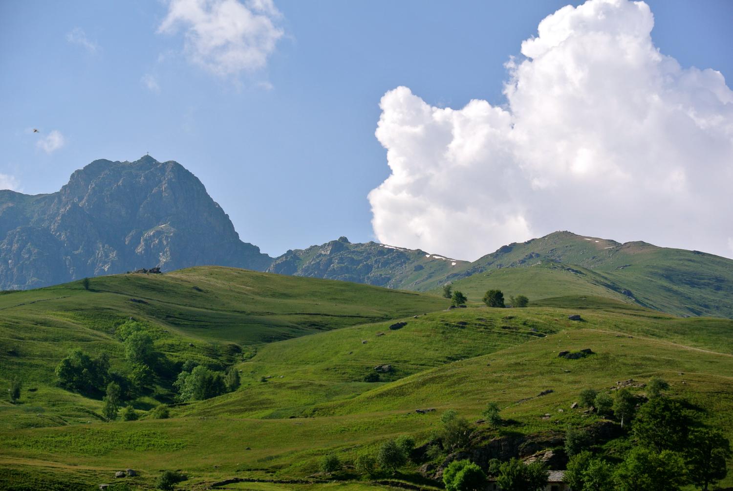 La Muanda e il Mucrone visti dalla Cascina Maremola (foto Franco Grosso)