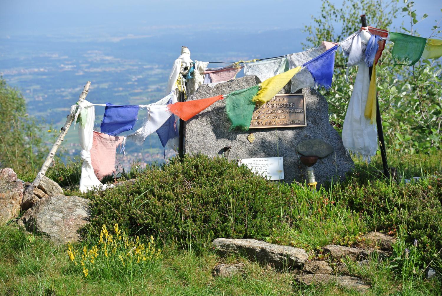 Il cippo dedicato a Paolo Bernascone (foto Franco Grosso)