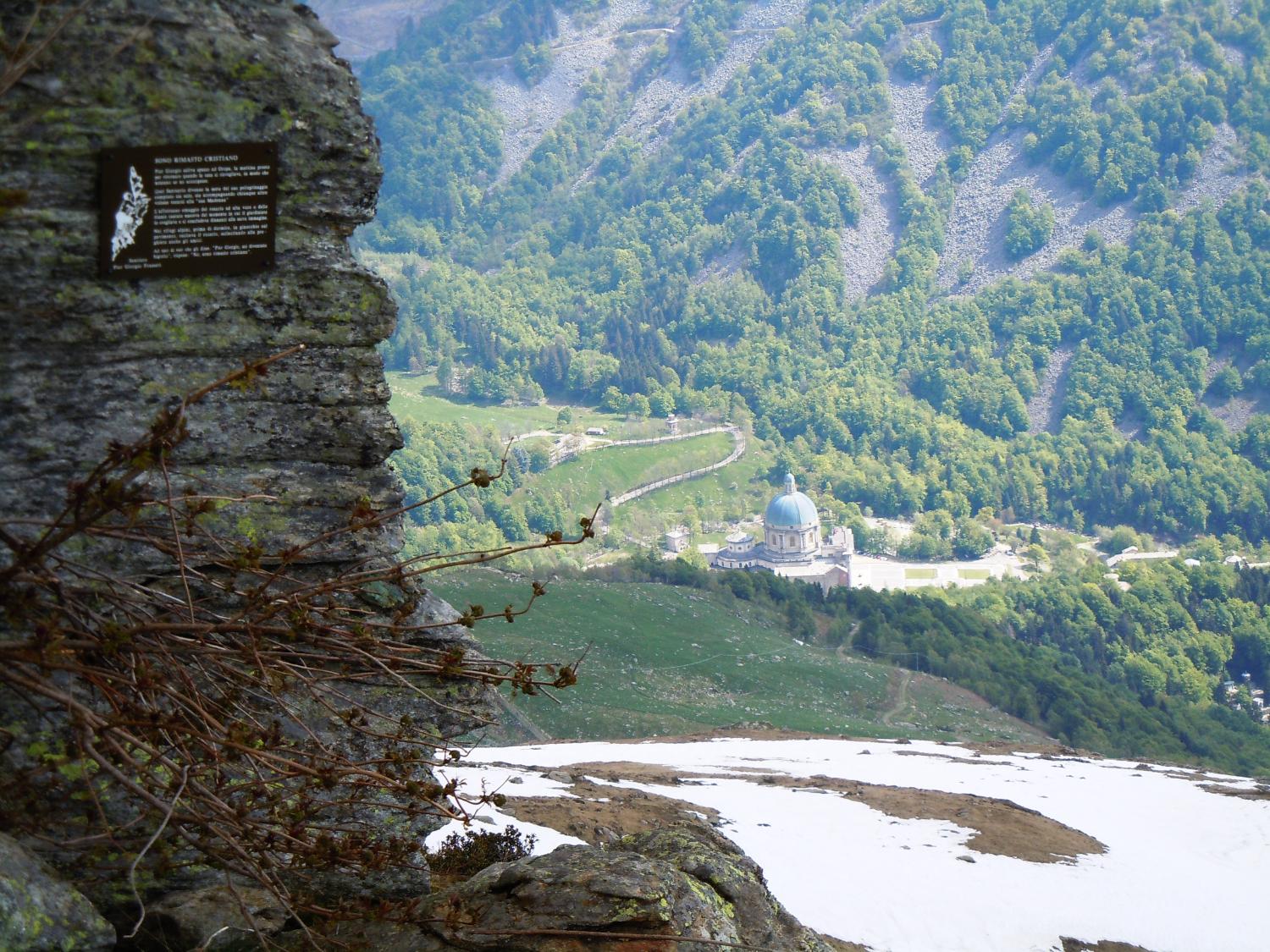 Ultima targa, con vista panoramica sul santuario di Oropa (foto Antonello Sica)